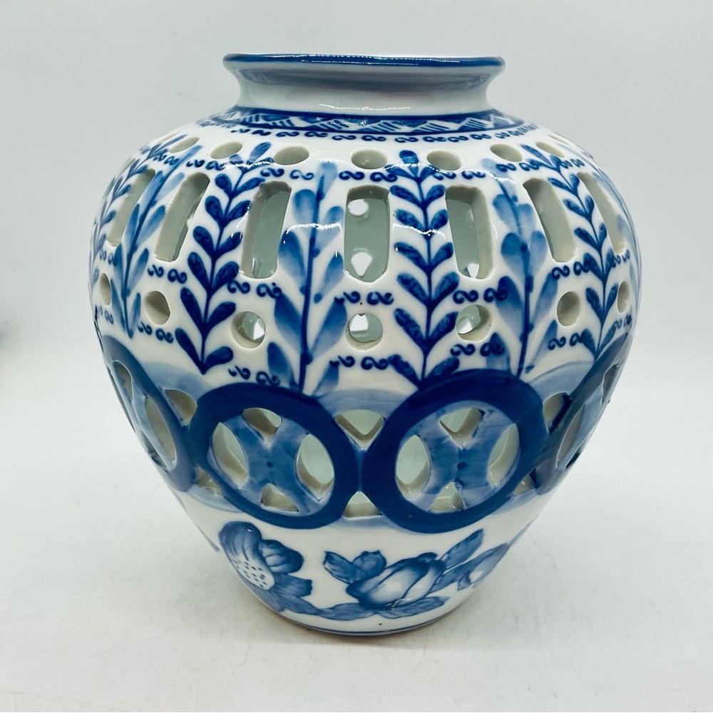 VTG Display Jar Blue&White Cut Out&Floral Leaf Design Ceramic 7” Tall China